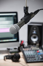 SAMSON Technologies Q2U USB/XLR Dynamic Microphone Recording and Podcasting Pack (Includes Mic Clip, Desktop Stand, Windscreen and Cables), Silver
